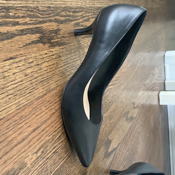Nine West 7.5 black pointed toe low heel - Picture 2 of 4